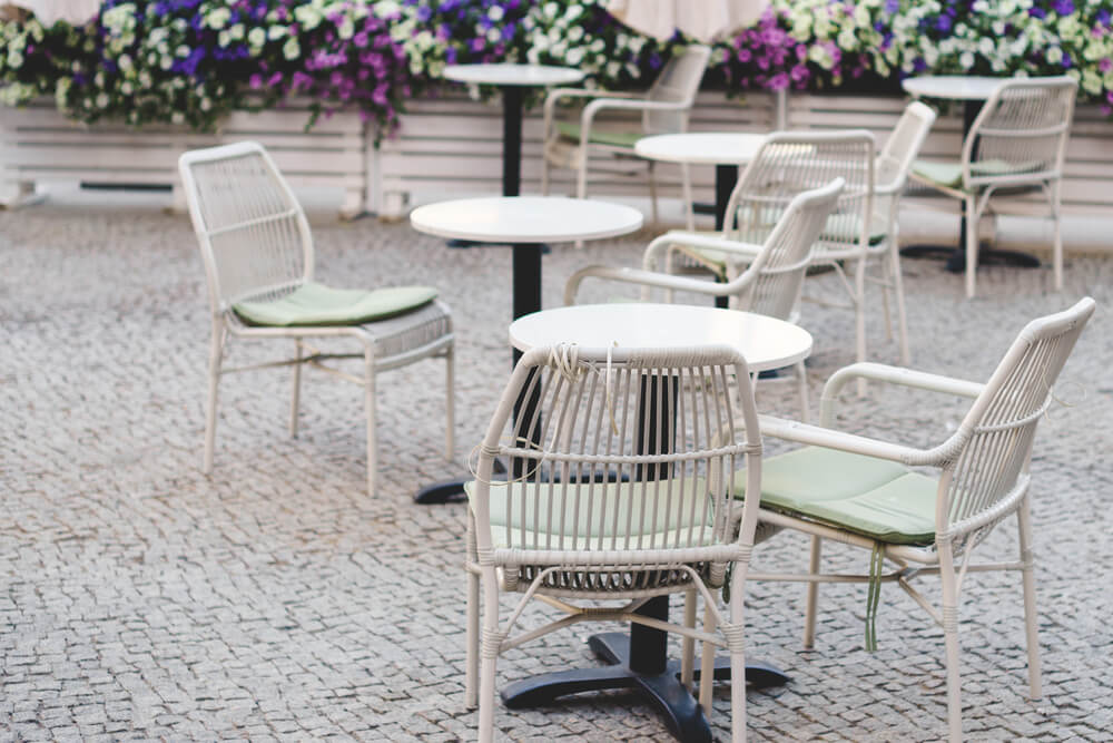 Столы и стулья для летнего кафе
